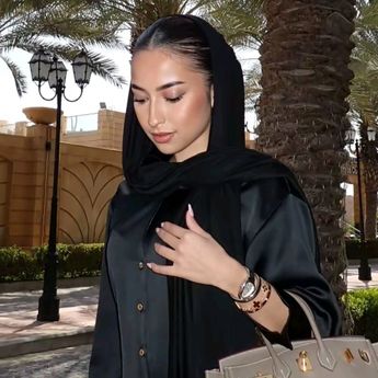 Potret Elegan Jennifer Coppen di Arab Gunakan Outfit Serba Hitam Buat Pangling
