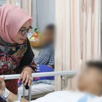 Menteri Arifah Temui Para Korban Ambruknya Ponpes Al Khoziny