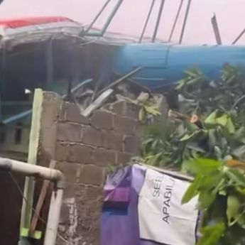 VIDEO: Hujan Disertai Angin Kencang di Tangsel, Pohon dan Reklame Roboh