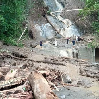 Banjir dan Longsor Memutus Jalur Trans Sulawesi di Banggai