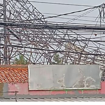 Hujan Badai Terjang Tangerang Selatan, Papan Reklame Raksasa di Ciputat Timpa Rumah Warga