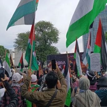 Massa Serukan Kemerdekaan Palestina di Depan Kedubes Amerika Serikat