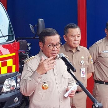 Pramono Sebut Minat Warga ke Ragunan Tinggi di Hari Pertama Buka Sampai Malam