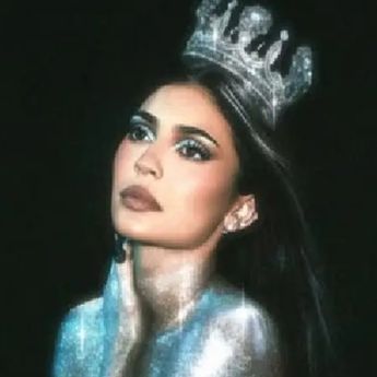 Kylie Jenner Pakai Mahkota Rancangan Desainer Rinaldy Yunardi