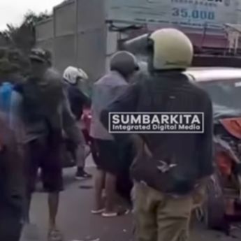 Avanza Ringsek Parah Dihantam Truk di Pesisir Selatan