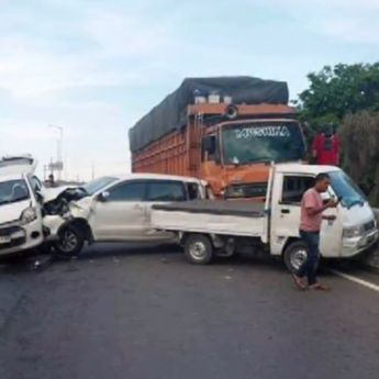 Kecelakaan Beruntun Kendaraan di Turunan Ancol Timur, Minibus Ringsek Dihantam Truk
