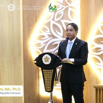 Menhut Raja Juli Singgung Ijazah Asli di Hadapan Jokowi Saat Dies Natalis Fakultas Kehutanan UGM
