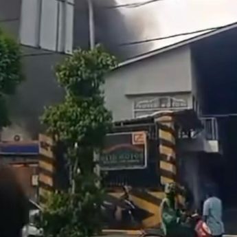 Bengkel Mobil Mewah di Srengseng Jakbar Kebakaran