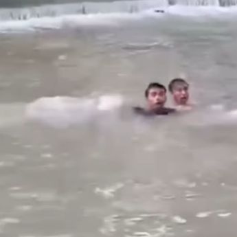 Detik-detik 2 Remaja Tegal Tenggelam di Sungai Usai Lompat dari Atas Jembatan