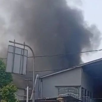 Bengkel Mobil di Kembangan Jakbar Ludes Terbakar