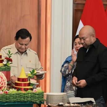 Potong Tumpeng, Prabowo Berterima Kasih atas Doa dan Harapan di Hari Ulang Tahunnya