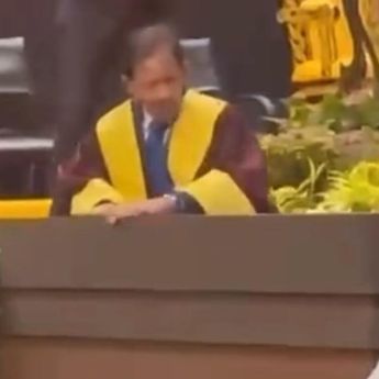 Sultan Brunei Jatuh saat Acara Kampus, Menolak Dibantu Pengawal