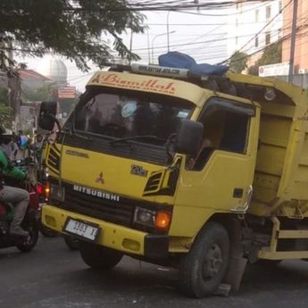 Truk Mogok di Depan Apartemen Cibubur Village, Lalu Lintas Cimanggis Macet Parah