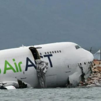 Ngeri! Pesawat Kargo Emirates Terjun ke Laut dari Landasan, 2 Staf Bandara Tewas
