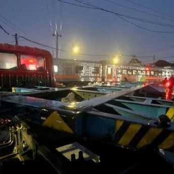 KA Harina Tabrak Truk Trailer di Perlintasan Kaligawe Semarang