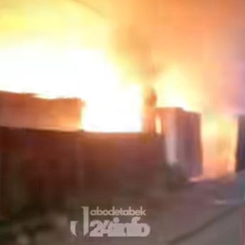 Kebakaran Hebat Landa Bangunan di Pasar Kemis Tangerang