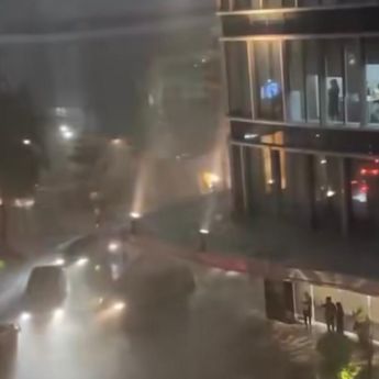 Hujan Lebat Disertai Angin Kencang dan Petir Landa Jakarta