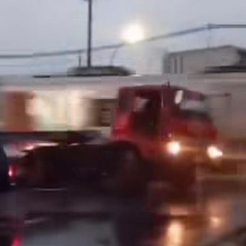 Truk di Semarang Tertabrak Kereta, Diduga Gara-gara Macet di Perlintasan