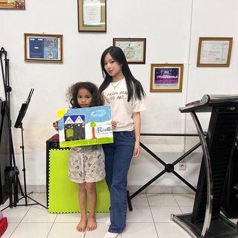Chloe Valerie Danu, Siswi National High Jakarta School : Mengajar dengan Hati, Menginspirasi Lewat Seni
