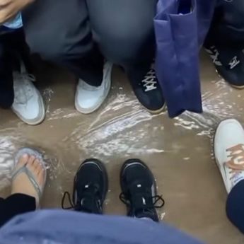 Viral KRL Kebanjiran sampai Airnya Masuk ke Dalam, KCI Bilang Gini