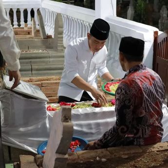 Gibran Ziarah ke Makam K.H. Abbas Buntet, Ulama Pejuang Kemerdekaan