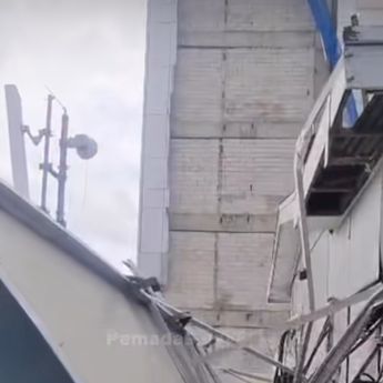 Panel ACP Gedung di Medan Merdeka Barat Jakarta Runtuh Akibat Angin Kencang