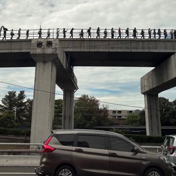 LRT Jabodebek Alami Gangguan, Penumpang Jalan di Samping Rel ke Stasiun Terdekat