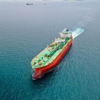 Diterjang Ombak 9 Meter Sampai Ancaman Perompak, Ini Kisah Pelaut PIS Dalam Antarkan Energi