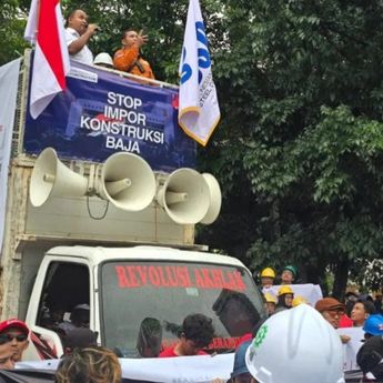 Ratusan Pekerja Baja Gelar Aksi Tolak Impor di Depan Gedung Bea Cukai