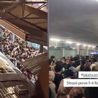 Hujan Deras Bikin Penumpang Membludak di Stasiun Tanah Abang