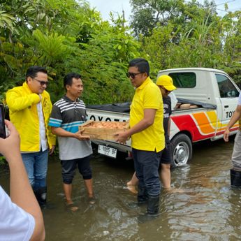 Mohammad Saleh Salurkan Bantuan ke Warga Terdampak Banjir di Semarang