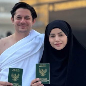 Andrew Andika Pamer Buku Nikah Depan Ka'bah