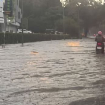 Hujan Deras Disertai Petir Guyur Tangerang, Jalanan BSD Terendam Banjir