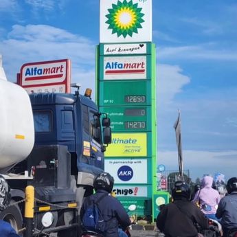 Stok BBM Sudah Tersedia, Antrean di SPBU BP Bintaro Langsung Mengular