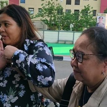 Anaknya Ditangkap, Ibu Onad Datangi Polres Jakbar