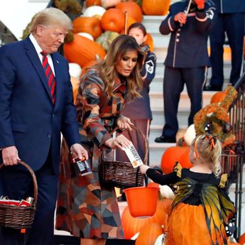Trump Rayakan Halloween di Gedung Putih, Ratusan Anak Antre Dapat Permen Presiden