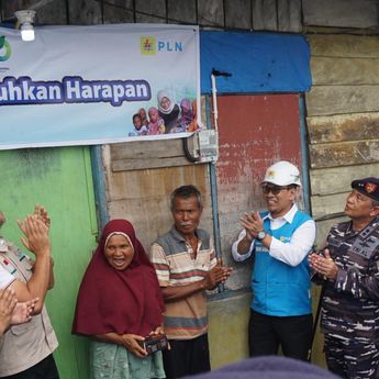 Cahaya dan Harapan di HLN ke-80: PLN Sambungkan Listrik Gratis bagi Keluarga Prasejahtera di Padang