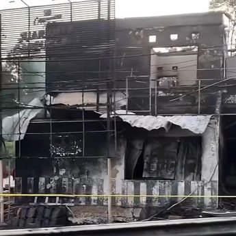 Truk BBM Terguling di Cianjur, Ribuan Liter BBM Tumpah Hingga Terbakar