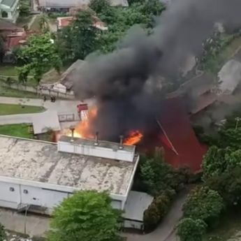 Restoran di Depan Grand Kamala Lagoon Bekasi Terbakar, Api Membumbung Tinggi
