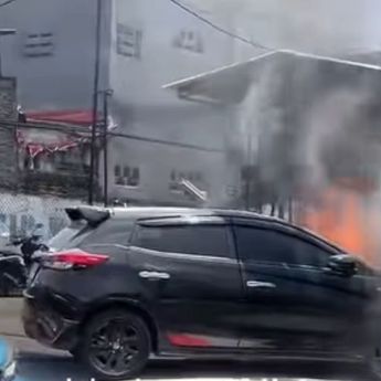 Mobil Hitam Terbakar di Jalan Kemanggisan Raya Jakarta Barat