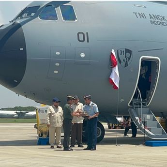 Prabowo Serahkan Langsung Pesawat Angkut Militer Pertama Indonesia ke Panglima TNI di Lanud Halim