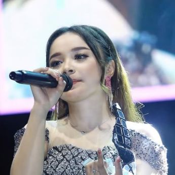 Pedangdut Tasya Rosmala Tampil Anggun Bawakan 'Tajamnya Karang' dan 'Bukit Berbunga' di Soundcore