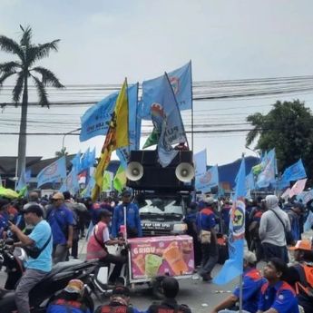 Ratusan Buruh Blokir Jalan Pantura Bekasi Tuntut PHK Massal Multistrada Dihentikan