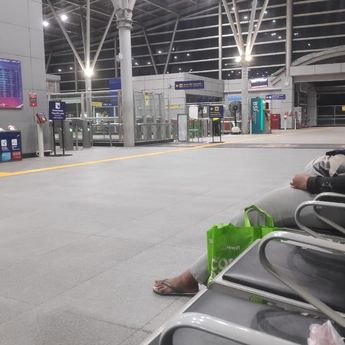 Stasiun Cikarang Dinilai Tak Ramah Lansia hingga Ibu Hamil