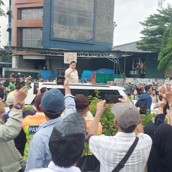Prabowo Bagikan Uang dan Kaos kepada Pedagang dan Ojol di Tanah Abang