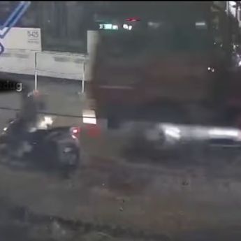 Rekaman CCTV Ungkap Detik-detik Pemotor Terlindas Truk Tangki hingga Tewas