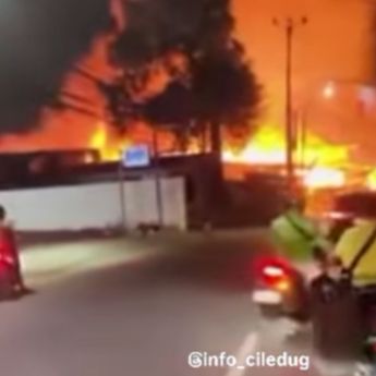 Kebakaran Hebat Hantam Toko Kayu di Cipondoh, Api Berkobar Besar