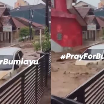 Bumiayu Dikepung Banjir, Mobil Putih Terbawa Arus Deras