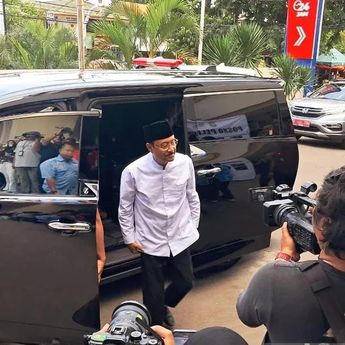 Mensos Syaifullah Yusuf Jenguk Korban Ledakan SMAN 72 di RSIJ Cempaka Putih