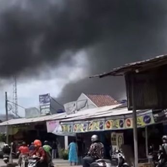 Asap Hitam Tebal Membumbung di Sekitar Pintu Tol Krukut